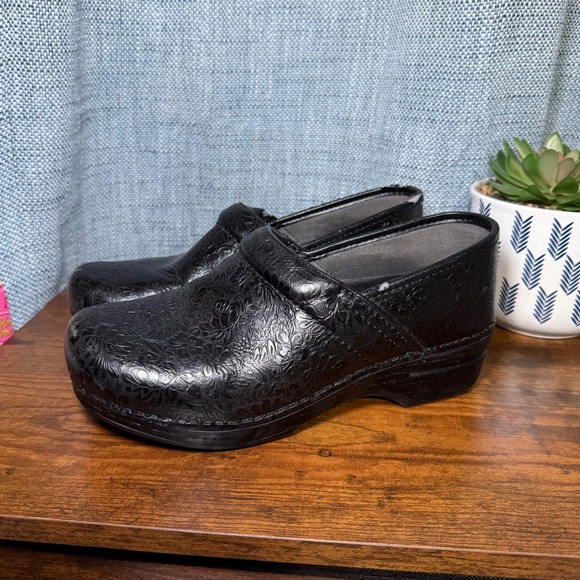Dansko XP Black Leather Tooled Floral Embossed Clogs Comfort EU 38 US 7.5 Nurses - Picture 1 of 10